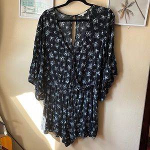 American Eagle black long sleeve flowy sleeve floral romper